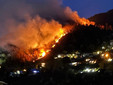 La spaventosa immagine dell'incendio in corso nei boschi sopra Laveno (foto Ciano Gargaglione e Chantal Obbelen da NaturalMeteo) La spaventosa immagine dell'incendio in corso nei boschi sopra Laveno (foto Ciano Gargaglione e Chantal Obbelen da NaturalMeteo)
