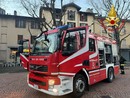 L'intervento dei vigili del fuoco in piazza Garibaldi a Luino per un incendio in un negozio