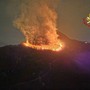 Il fronte dell'incendio di Laveno nella notte tra Pasqua e Pasquetta Il fronte dell'incendio di Laveno nella notte tra Pasqua e Pasquetta