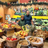 Il negozio di ortofrutta di Marcella Contini, in foto con l'amico e compaesano Andrea Gheller di NaturalMeteo, a Leggiuno Il negozio di ortofrutta di Marcella Contini, in foto con l'amico e compaesano Andrea Gheller di NaturalMeteo, a Leggiuno
