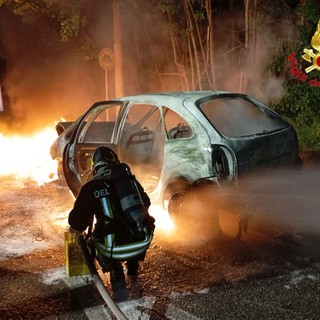 L'auto avvolta dalle fiamme a Lonate Pozzolo