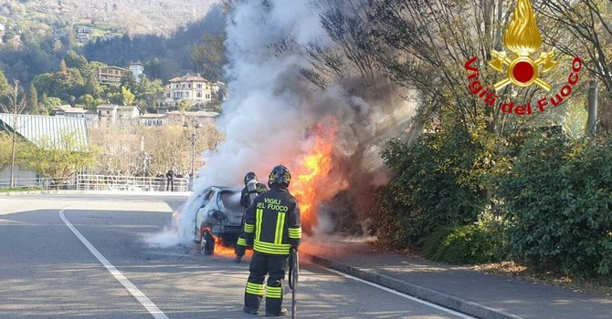 Auto in fiamme in via Gaggetto a Laveno e l'intervento dei vigili del fuoco