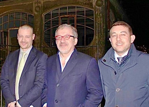 Roberto Maroni tra Alessandro Casali e Davide Cataldo durante una delle visite a Luino dell'ex ministro
