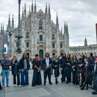 Un momento del flash mob in piazza Duomo a Milano Un momento del flash mob in piazza Duomo a Milano