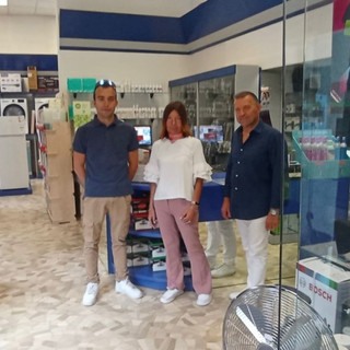 La famiglia Lanteri che gestisce l'omonimo negozio a Laveno Mombello