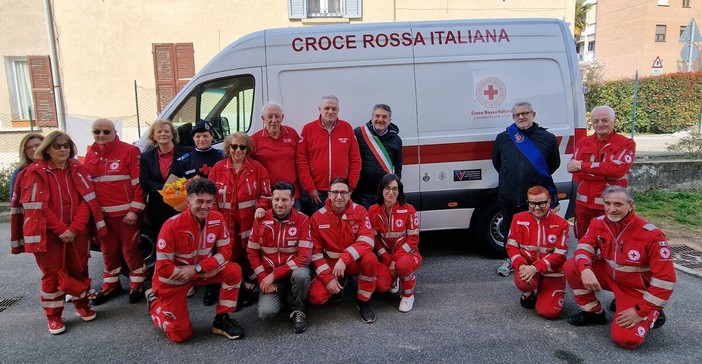 Un nuovo pulmino attrezzato per la Croce Rossa di Luino e Valli