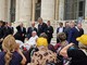 Papa Francesco saluta gli anziani della Fondazione Comi di Luino (foto dalla pagina Facebook della Fondazione)