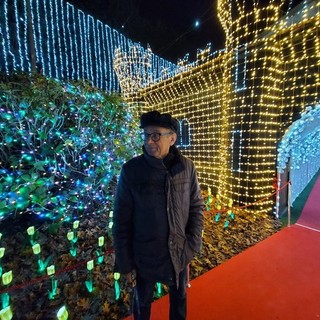 Lino Betti davanti al suo capolavoro nell'edizione del 2023 delle Lucine di Natale