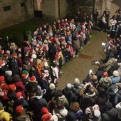 Gli alunni della scuola Pedotti di Luvinate "cantano" la canzone di Natale in Lis