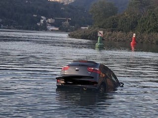 L'auto finita nel lago Ceresio a Lavena Ponte Tresa L'auto finita nel lago Ceresio a Lavena Ponte Tresa