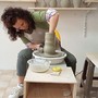 Erika Chinaglia al lavoro nel suo laboratorio di ceramica a Cerro di Laveno