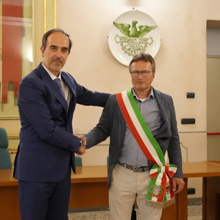 Passaggio di consegne stamattina in Comune a Laveno Mombello tra Luca Santagostino e il nuovo sindaco Bruno Bresciani (foto dalla pagina Facebook Fare Comune)