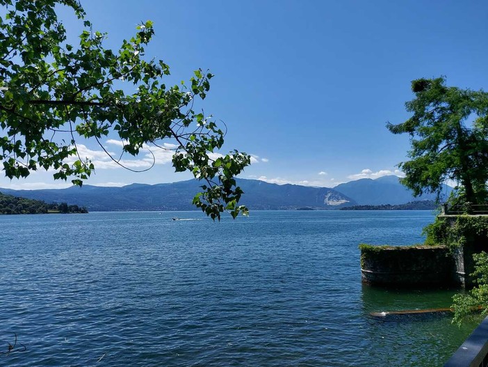 Uno scorcio suggestivo dal lago Maggiore dal parco delle Torrazze di Laveno