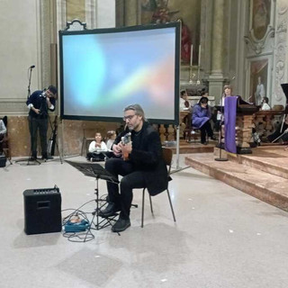 La chitarra del "mare" suona nella chiesa di Mombello La chitarra del "mare" suona nella chiesa di Mombello