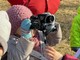 Un bimbo dell'asilo di Luvinate impegnato nell'attività di birdwatching
