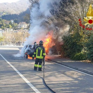 Auto in fiamme in via Gaggetto a Laveno e l'intervento dei vigili del fuoco