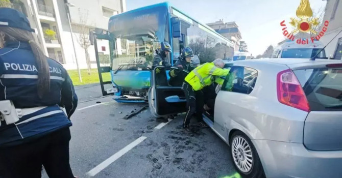 Frontale tra un'auto e un pullman a Lissone: 25enne elitrasportata al Circolo in codice rosso