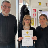 La studentessa Nina Besana mostra l’attestato del concorso di filosofia fra il preside Luigi Iannotta e la docente Eleonora Prevedello La studentessa Nina Besana mostra l’attestato del concorso di filosofia fra il preside Luigi Iannotta e la docente Eleonora Prevedello