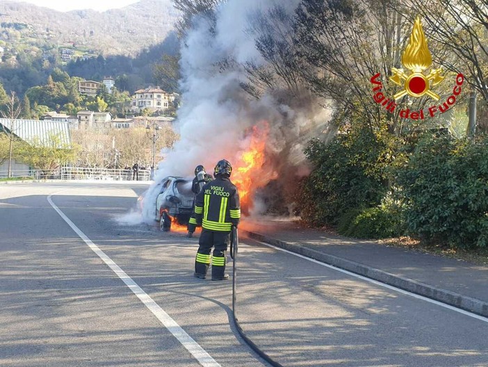 Auto in fiamme in via Gaggetto a Laveno e l'intervento dei vigili del fuoco