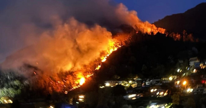 La spaventosa immagine dell'incendio in corso nei boschi sopra Laveno (foto da NaturalMeteo)