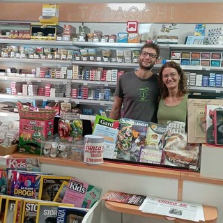 Michele e Carla Padovani dietro al banco del loro negozio