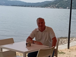 Foghinazzi al bar “Non è il mare”, affacciato sulla spiaggia di Leggiuno dove lo abbiamo incontrato per una chiacchierata Foghinazzi al bar “Non è il mare”, affacciato sulla spiaggia di Leggiuno dove lo abbiamo incontrato per una chiacchierata