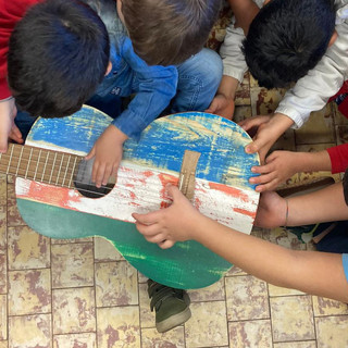 Una delle chitarre utilizzate dall'Orchestra del Mare che sta facendo il giro delle scuole di Laveno e dintorni