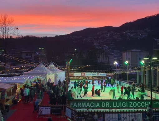 La pista di pattinaggio su ghiaccio in piazza Sangiorgio a Lavena Ponte Tresa