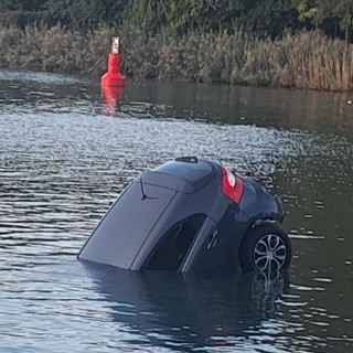L'auto finita nel lago Ceresio a Lavena Ponte Tresa L'auto finita nel lago Ceresio a Lavena Ponte Tresa