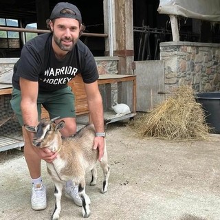 Lorenzo Piccinelli insieme al capretto Valentino al Brinzio: Terra Piccinelli verrà premiato a Golosaria come miglior agriturismo dell'anno