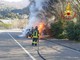 Auto in fiamme in via Gaggetto a Laveno e l'intervento dei vigili del fuoco