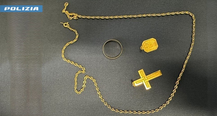 Luino, donna delle pulizie deruba un anziano dei gioielli in oro e anche della fede nuziale Luino, donna delle pulizie deruba un anziano dei gioielli in oro e anche della fede nuziale