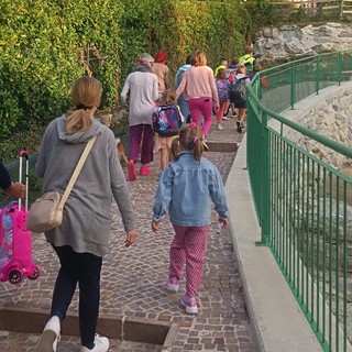 Alla primaria di Luvinate è partito il pedibus, a scuola a piedi con genitori e nonni vigili Alla primaria di Luvinate è partito il pedibus, a scuola a piedi con genitori e nonni vigili