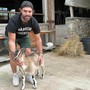 Lorenzo Piccinelli insieme al capretto Valentino al Brinzio: Terra Piccinelli verrà premiato a Golosaria come miglior agriturismo dell'anno Lorenzo Piccinelli insieme al capretto Valentino al Brinzio: Terra Piccinelli verrà premiato a Golosaria come miglior agriturismo dell'anno