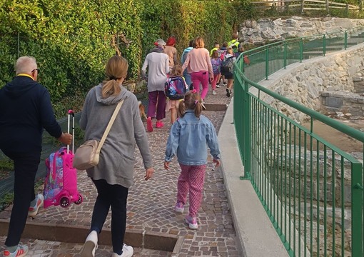 Alla primaria di Luvinate è partito il pedibus, a scuola a piedi con genitori e nonni vigili Alla primaria di Luvinate è partito il pedibus, a scuola a piedi con genitori e nonni vigili