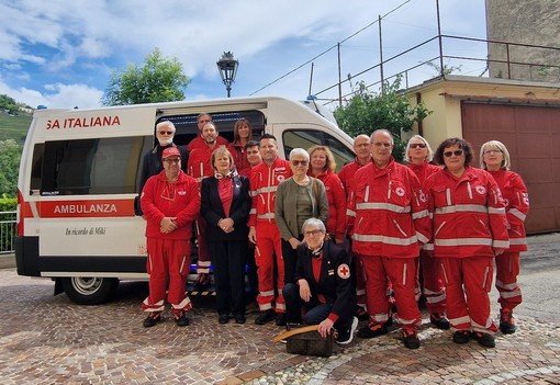 La nuova ambulanza donata alla Cri di Luino (foto di Pietro Rossi dalla pagina Facebook della Croce Rossa)