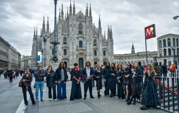 Un momento del flash mob in piazza Duomo a Milano Un momento del flash mob in piazza Duomo a Milano