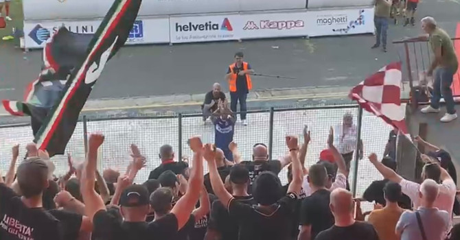Una scena da brividi a fine gara: la curva in tripudio per Franco Lepore, commosso e applaudito da tutta la tribuna del Franco Ossola. Il vero Varese è tutto qui Una scena da brividi a fine gara: la curva in tripudio per Franco Lepore, commosso e applaudito da tutta la tribuna del Franco Ossola. Il vero Varese è tutto qui