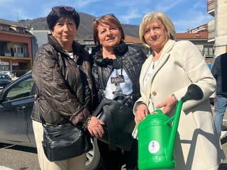 Nuove fioriere in centro a Lavena Ponte Tresa e i commercianti muniti degli annaffiatoi donati dal Comune