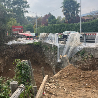 I lavori in corso sulla statale 233 a Lavena Ponte Tresa