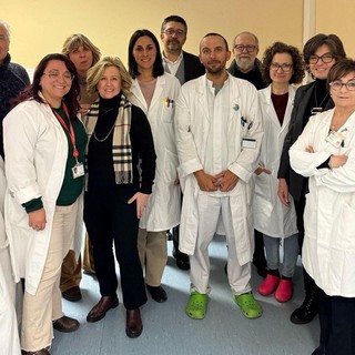 Da sinistra, senza camice: Rosario Casalone, Valeria Caruso, Tania Jemoli, Giulio Broggini, Dario Grisostolo, Paola Granata; a destra con camice in primo piano Rossana Righi e personale della parte del personale della struttura