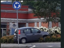 L'auto finita nella rotonda tra la stazione e l'imbarcadero di Laveno L'auto finita nella rotonda tra la stazione e l'imbarcadero di Laveno