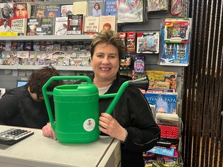 Nuove fioriere in centro a Lavena Ponte Tresa e i commercianti muniti degli annaffiatoi donati dal Comune