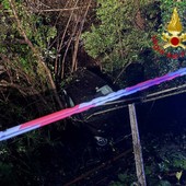 L'auto finita nella scarpata a Laveno Mombello L'auto finita nella scarpata a Laveno Mombello