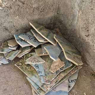 Ciò che resta della tavola panoramica di Marchirolo fatta a pezzi dai vandali Ciò che resta della tavola panoramica di Marchirolo fatta a pezzi dai vandali