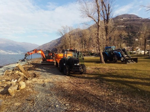 I lavori di pulizia al Parco Giona di Maccagno (foto dalla pagina Facebook Impegno Civico)