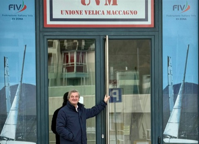 Il presidente Fulvio Ferri davanti alla sede dell’Unione Velica Maccagno