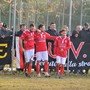 Matteo Ponti nella foto al centro dopo un gol alle Bustecche: il bomber della rinascita è stato esonerato oggi da allenatore della Juniores