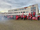 Una manifestazione dei lavoratori della Mata System di Mornago