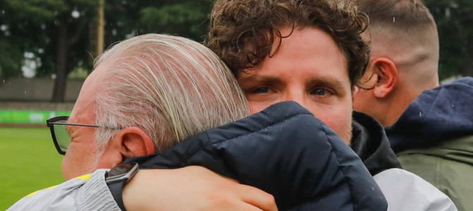 Negli occhi di Max Di Caro mentre abbraccia papà Lino nel giorno della salvezza ai playout sul campo della Castellanzese c'era solo una parola: riscatto (Foto Enrico Scaringi) Negli occhi di Max Di Caro mentre abbraccia papà Lino nel giorno della salvezza ai playout sul campo della Castellanzese c'era solo una parola: riscatto (Foto Enrico Scaringi)